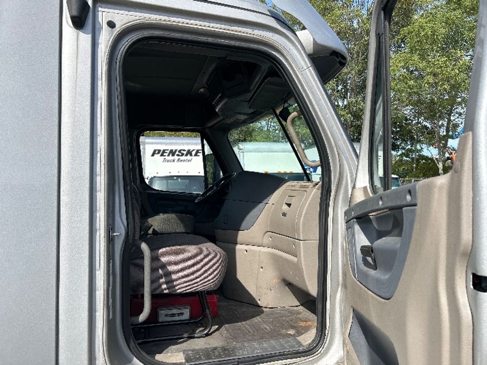 Day Cab Tractor-Heavy Duty Tractors-Freightliner-2019-Cascadia 12542ST-Braintree-MA-288,685\n\t\tmiles-$ 33,500 - Image 12