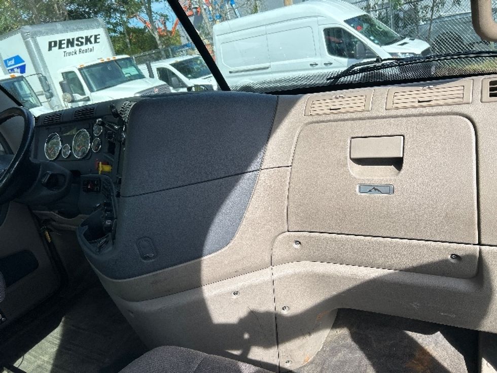 Day Cab Tractor-Heavy Duty Tractors-Freightliner-2019-Cascadia 12542ST-Braintree-MA-288,685\n\t\tmiles-$ 33,500 - Image 13