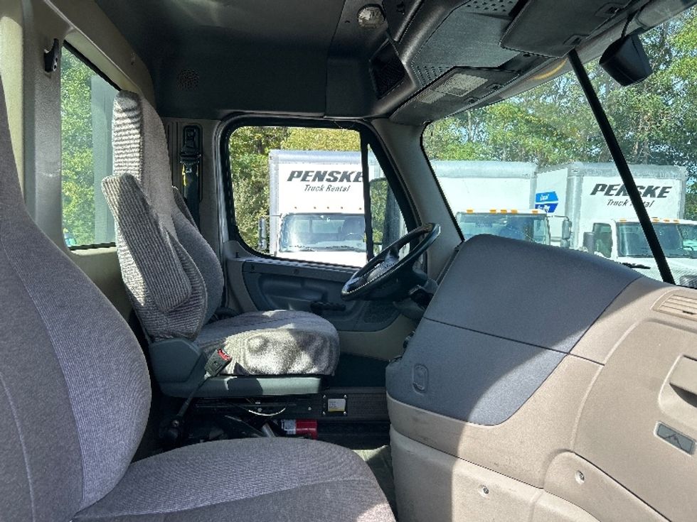 Day Cab Tractor-Heavy Duty Tractors-Freightliner-2019-Cascadia 12542ST-Braintree-MA-288,685\n\t\tmiles-$ 33,500 - Image 14