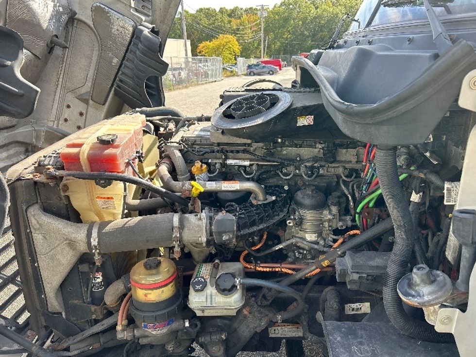 Day Cab Tractor-Heavy Duty Tractors-Freightliner-2019-Cascadia 12542ST-Braintree-MA-288,685\n\t\tmiles-$ 33,500 - Image 16