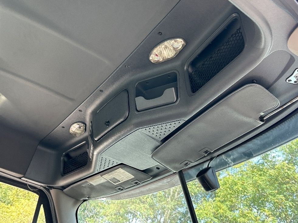 Day Cab Tractor-Heavy Duty Tractors-Freightliner-2019-Cascadia 12542ST-Braintree-MA-288,685\n\t\tmiles-$ 33,500 - Image 17