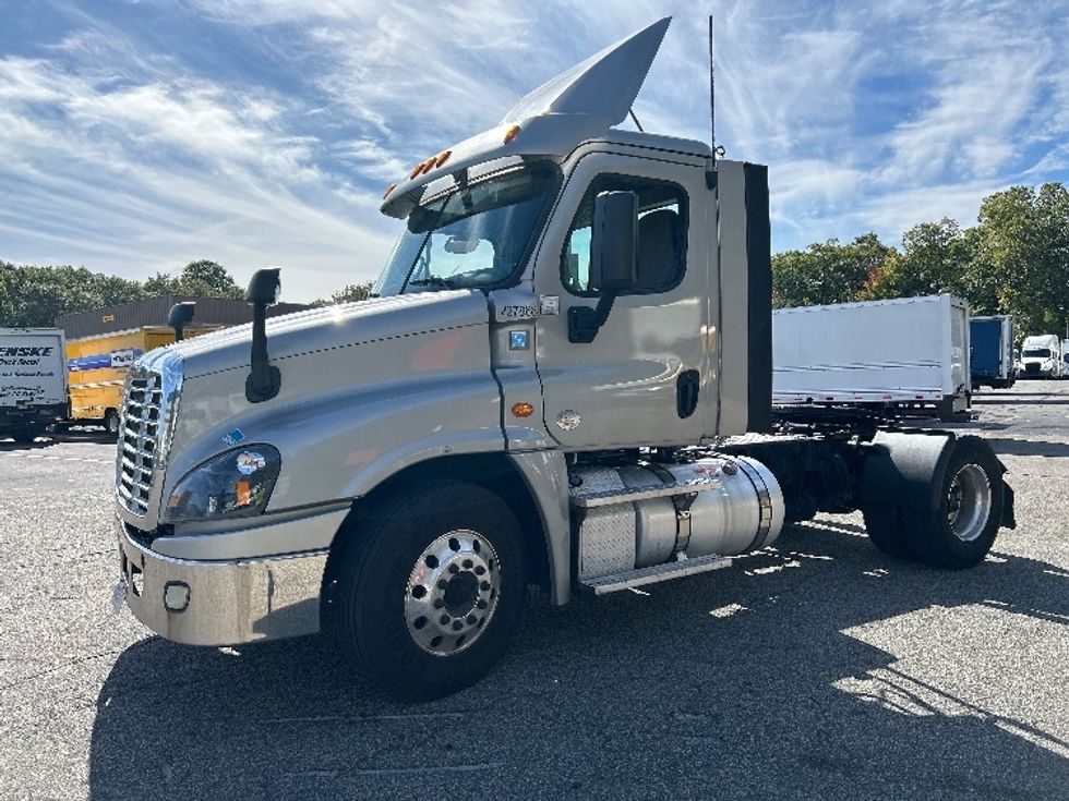 Day Cab Tractor-Heavy Duty Tractors-Freightliner-2019-Cascadia 12542ST-Braintree-MA-288,685\n\t\tmiles-$ 33,500 - Image 3