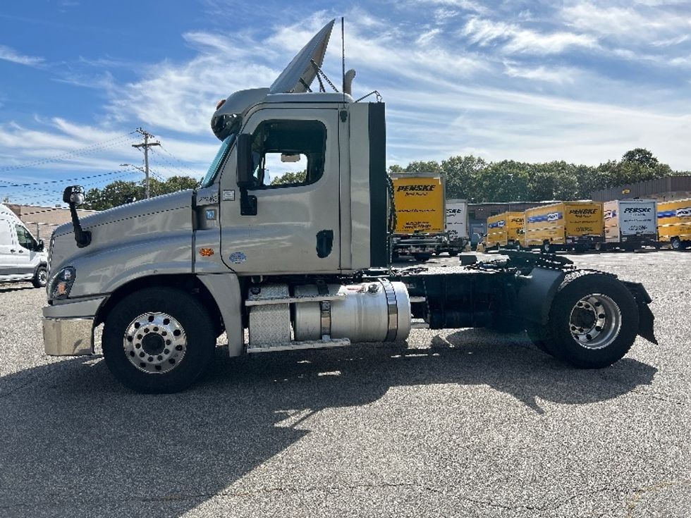 Day Cab Tractor-Heavy Duty Tractors-Freightliner-2019-Cascadia 12542ST-Braintree-MA-288,685\n\t\tmiles-$ 33,500 - Image 4