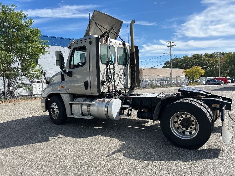 Day Cab Tractor-Heavy Duty Tractors-Freightliner-2019-Cascadia 12542ST-Braintree-MA-288,685\n\t\tmiles-$ 33,500 - Image 5