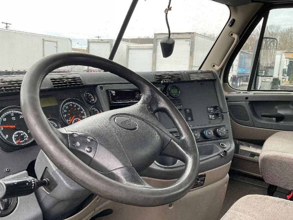 Day Cab Tractor-Heavy Duty Tractors-Freightliner-2019-Cascadia 12542ST-Braintree-MA-506,382\n\t\tmiles-$ 30,750 - Image 10