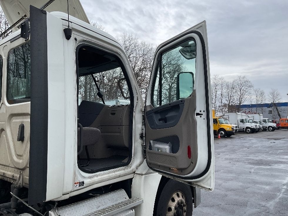 Day Cab Tractor-Heavy Duty Tractors-Freightliner-2019-Cascadia 12542ST-Braintree-MA-506,382\n\t\tmiles-$ 30,750 - Image 12
