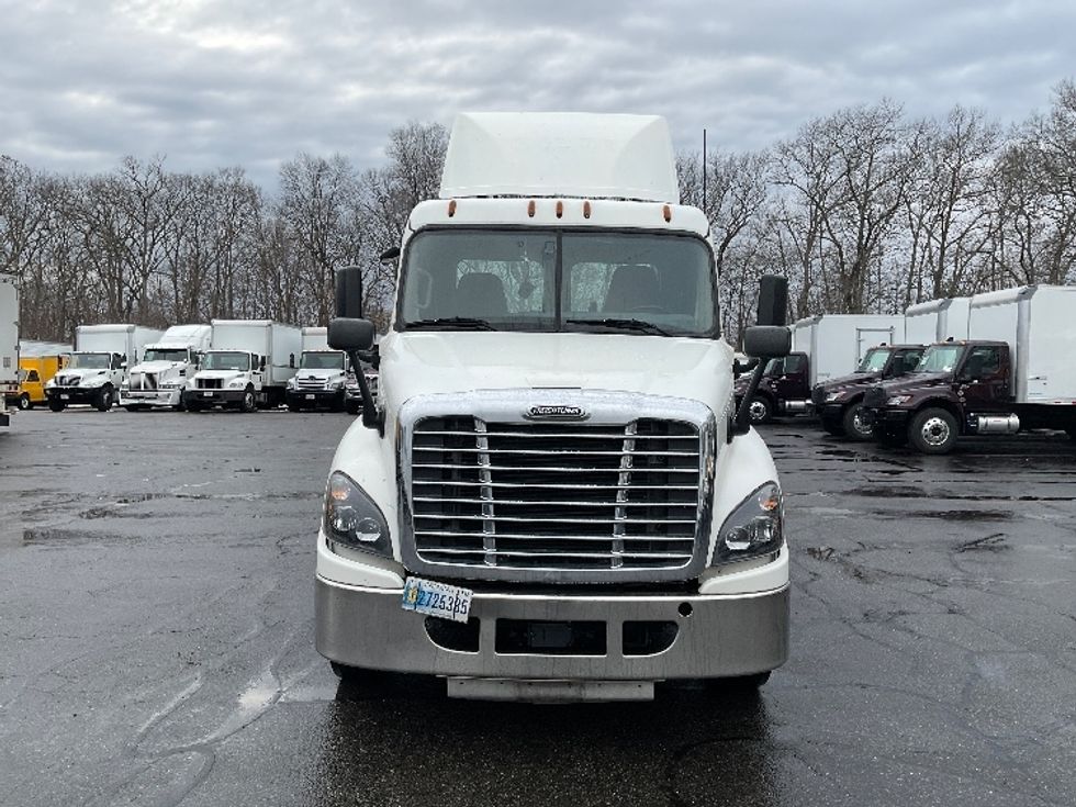 Day Cab Tractor-Heavy Duty Tractors-Freightliner-2019-Cascadia 12542ST-Braintree-MA-506,382\n\t\tmiles-$ 30,750 - Image 2
