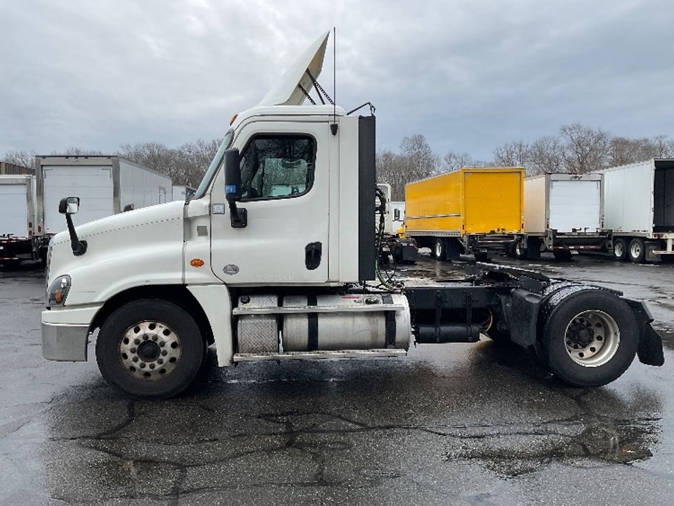 Day Cab Tractor-Heavy Duty Tractors-Freightliner-2019-Cascadia 12542ST-Braintree-MA-506,382\n\t\tmiles-$ 30,750 - Image 4