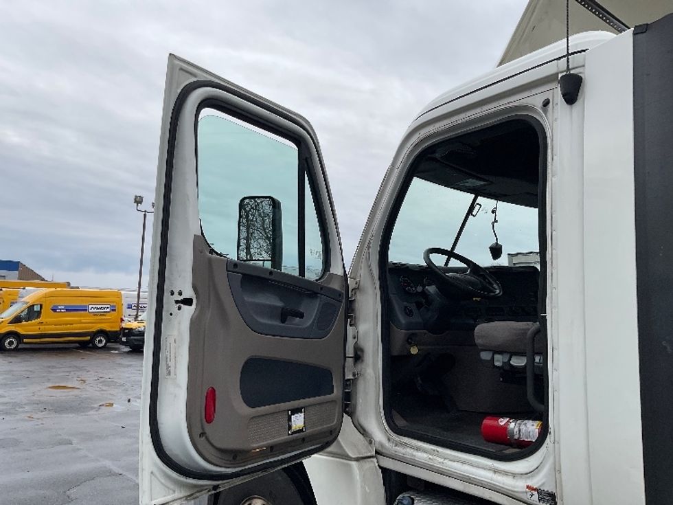 Day Cab Tractor-Heavy Duty Tractors-Freightliner-2019-Cascadia 12542ST-Braintree-MA-506,382\n\t\tmiles-$ 30,750 - Image 9