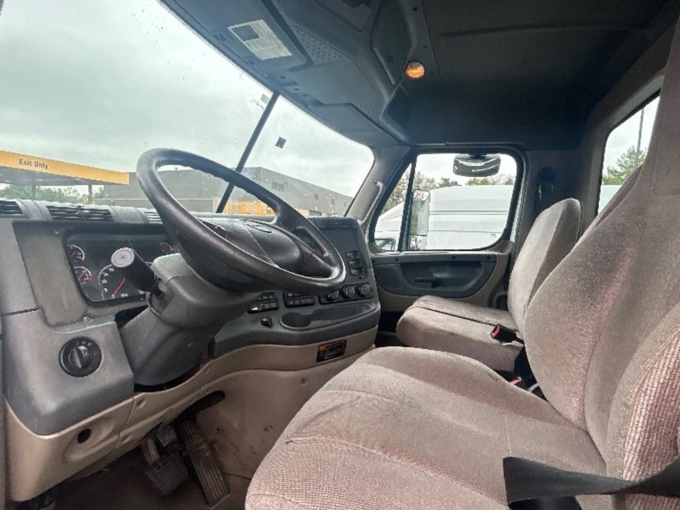 Day Cab Tractor-Heavy Duty Tractors-Freightliner-2019-Cascadia 12542ST-Burlington-NJ-260,839\n\t\tmiles-$ 37,750 - Image 10