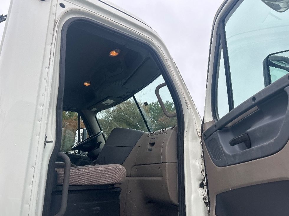Day Cab Tractor-Heavy Duty Tractors-Freightliner-2019-Cascadia 12542ST-Burlington-NJ-260,839\n\t\tmiles-$ 37,750 - Image 12