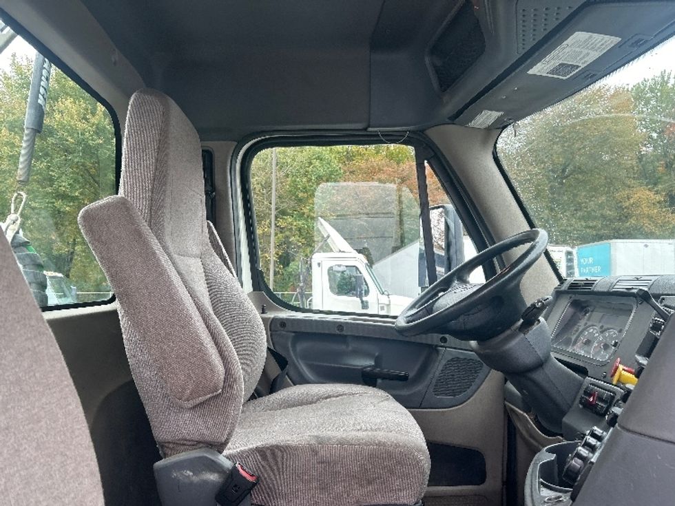 Day Cab Tractor-Heavy Duty Tractors-Freightliner-2019-Cascadia 12542ST-Burlington-NJ-260,839\n\t\tmiles-$ 37,750 - Image 14
