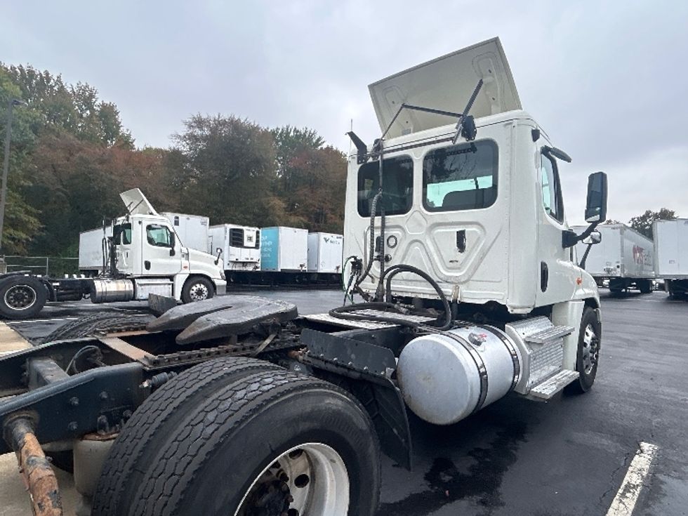 Day Cab Tractor-Heavy Duty Tractors-Freightliner-2019-Cascadia 12542ST-Burlington-NJ-260,839\n\t\tmiles-$ 37,750 - Image 17