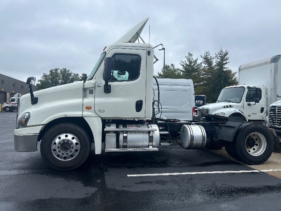 Day Cab Tractor-Heavy Duty Tractors-Freightliner-2019-Cascadia 12542ST-Burlington-NJ-260,839\n\t\tmiles-$ 37,750 - Image 4