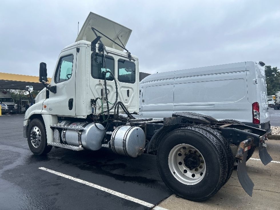 Day Cab Tractor-Heavy Duty Tractors-Freightliner-2019-Cascadia 12542ST-Burlington-NJ-260,839\n\t\tmiles-$ 37,750 - Image 5