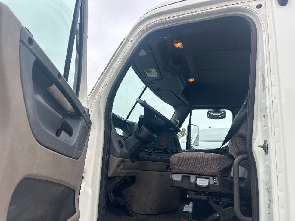 Day Cab Tractor-Heavy Duty Tractors-Freightliner-2019-Cascadia 12542ST-Burlington-NJ-260,839\n\t\tmiles-$ 37,750 - Image 9