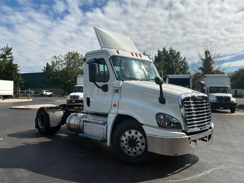 Day Cab Tractor-Heavy Duty Tractors-Freightliner-2019-Cascadia 12542ST-Burlington-NJ-318,254\n\t\tmiles-$ 35,000 - Image 1
