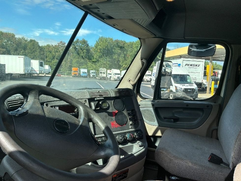 Day Cab Tractor-Heavy Duty Tractors-Freightliner-2019-Cascadia 12542ST-Burlington-NJ-318,254\n\t\tmiles-$ 35,000 - Image 10