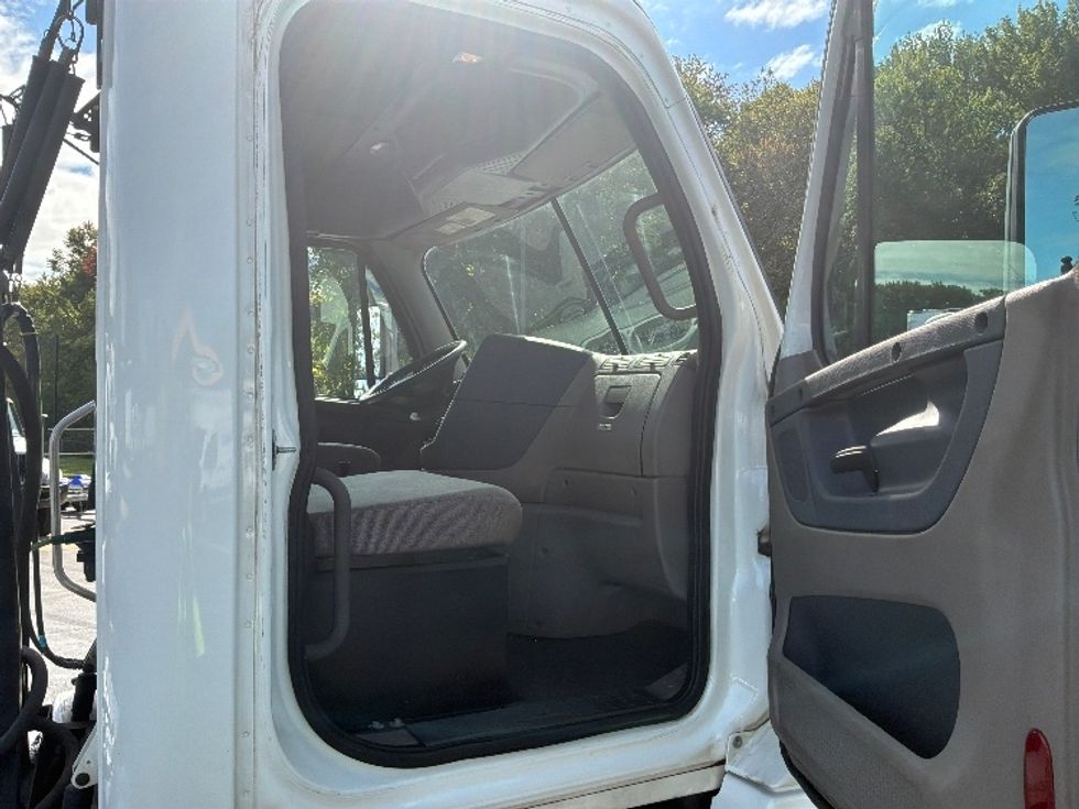 Day Cab Tractor-Heavy Duty Tractors-Freightliner-2019-Cascadia 12542ST-Burlington-NJ-318,254\n\t\tmiles-$ 35,000 - Image 12