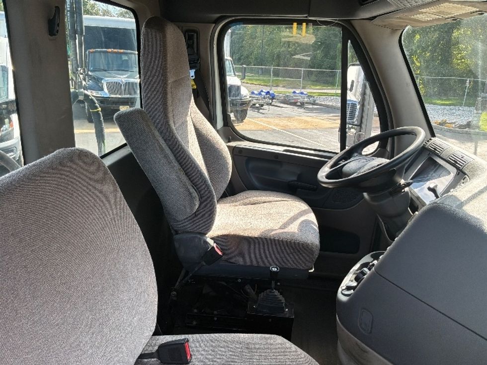 Day Cab Tractor-Heavy Duty Tractors-Freightliner-2019-Cascadia 12542ST-Burlington-NJ-318,254\n\t\tmiles-$ 35,000 - Image 14