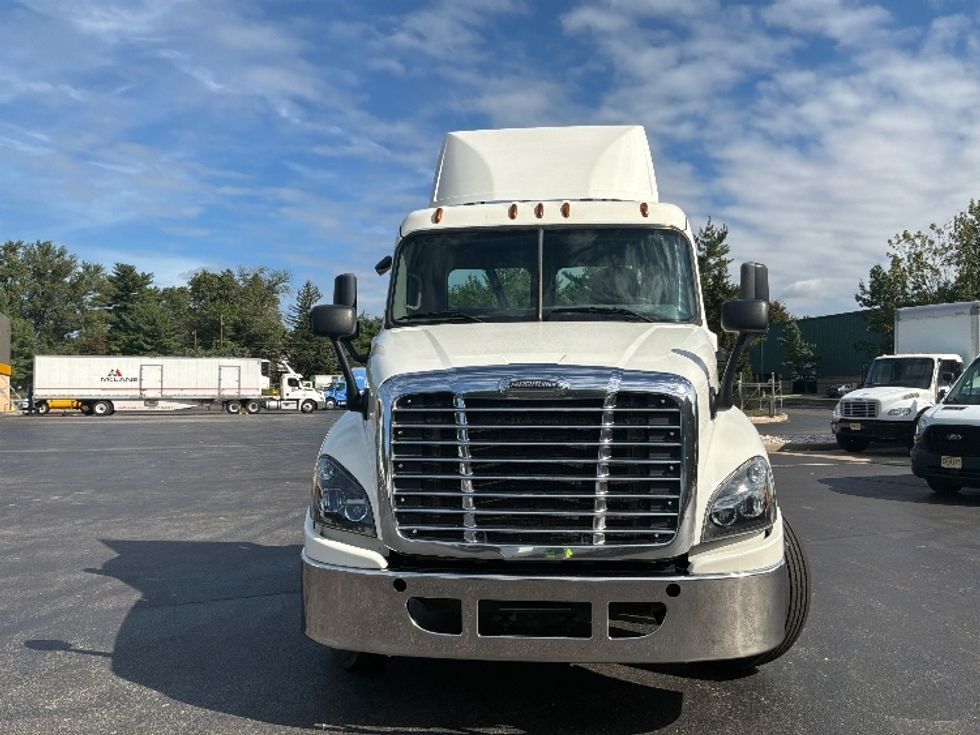 Day Cab Tractor-Heavy Duty Tractors-Freightliner-2019-Cascadia 12542ST-Burlington-NJ-318,254\n\t\tmiles-$ 35,000 - Image 2