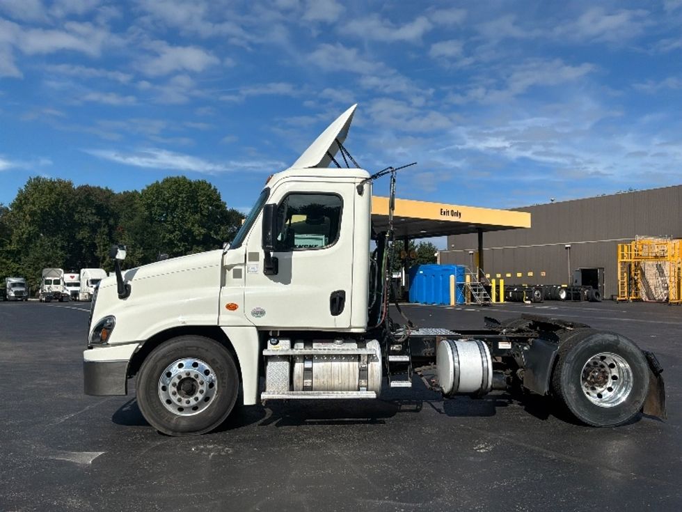 Day Cab Tractor-Heavy Duty Tractors-Freightliner-2019-Cascadia 12542ST-Burlington-NJ-318,254\n\t\tmiles-$ 35,000 - Image 4