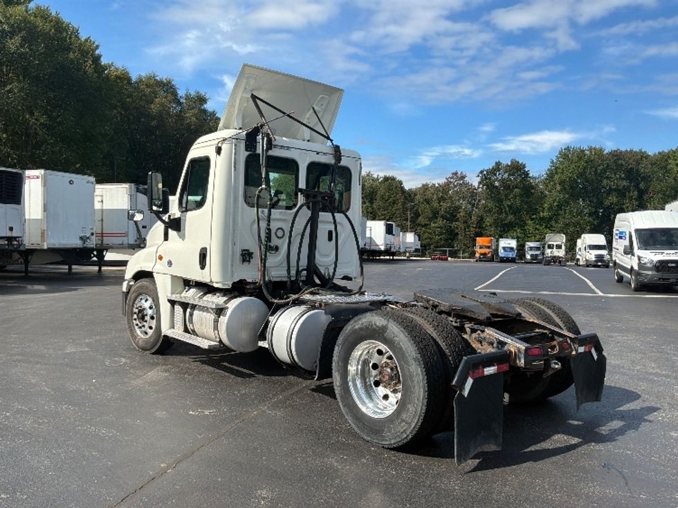Day Cab Tractor-Heavy Duty Tractors-Freightliner-2019-Cascadia 12542ST-Burlington-NJ-318,254\n\t\tmiles-$ 35,000 - Image 5