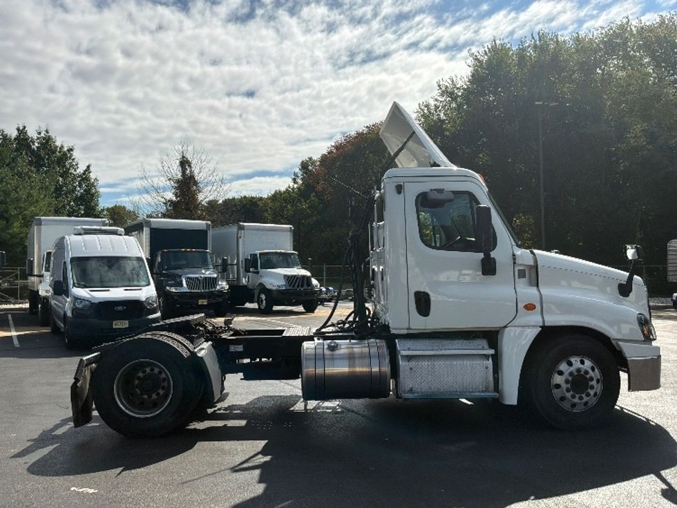 Day Cab Tractor-Heavy Duty Tractors-Freightliner-2019-Cascadia 12542ST-Burlington-NJ-318,254\n\t\tmiles-$ 35,000 - Image 8