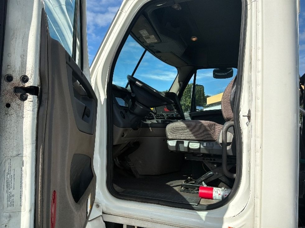 Day Cab Tractor-Heavy Duty Tractors-Freightliner-2019-Cascadia 12542ST-Burlington-NJ-318,254\n\t\tmiles-$ 35,000 - Image 9