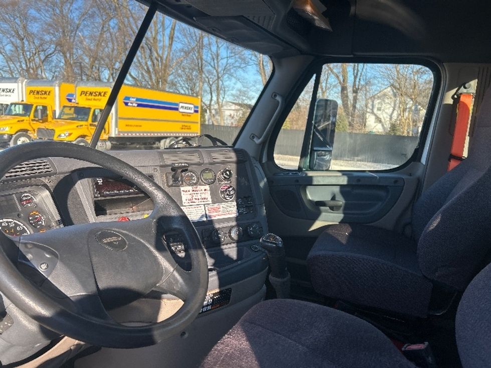Day Cab Tractor-Heavy Duty Tractors-Freightliner-2019-Cascadia 12542ST-Byron Center-MI-455,777\n\t\tmiles-$ 21,750 - Image 10