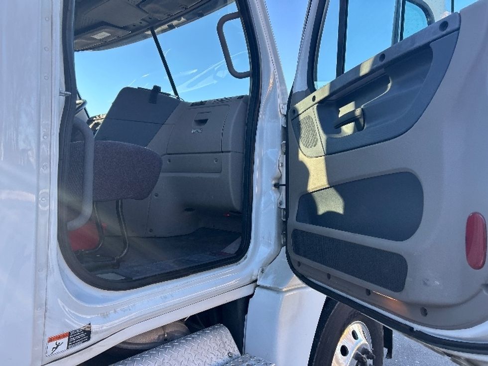 Day Cab Tractor-Heavy Duty Tractors-Freightliner-2019-Cascadia 12542ST-Byron Center-MI-455,777\n\t\tmiles-$ 21,750 - Image 12