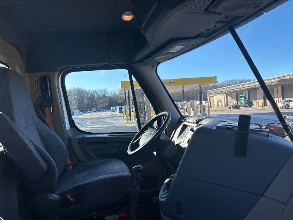 Day Cab Tractor-Heavy Duty Tractors-Freightliner-2019-Cascadia 12542ST-Byron Center-MI-455,777\n\t\tmiles-$ 21,750 - Image 14