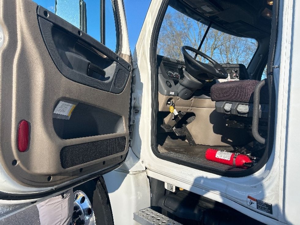 Day Cab Tractor-Heavy Duty Tractors-Freightliner-2019-Cascadia 12542ST-Byron Center-MI-455,777\n\t\tmiles-$ 21,750 - Image 9
