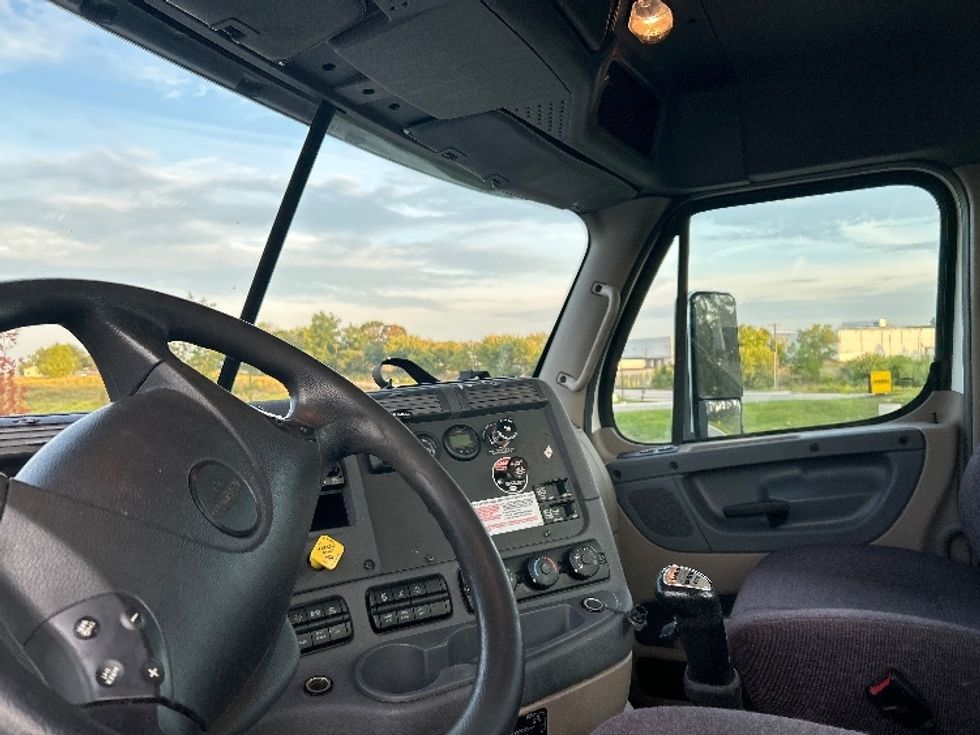 Day Cab Tractor-Heavy Duty Tractors-Freightliner-2019-Cascadia 12542ST-Byron Center-MI-546,354\n\t\tmiles-$ 22,000 - Image 10