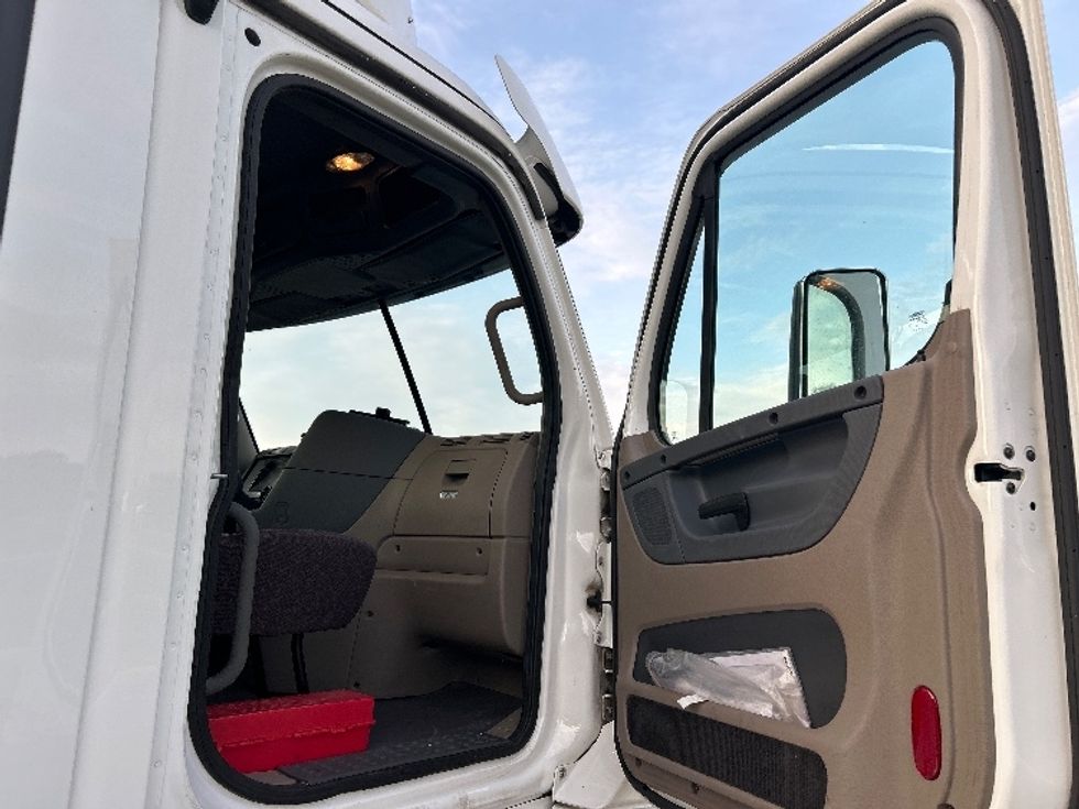 Day Cab Tractor-Heavy Duty Tractors-Freightliner-2019-Cascadia 12542ST-Byron Center-MI-546,354\n\t\tmiles-$ 22,000 - Image 12