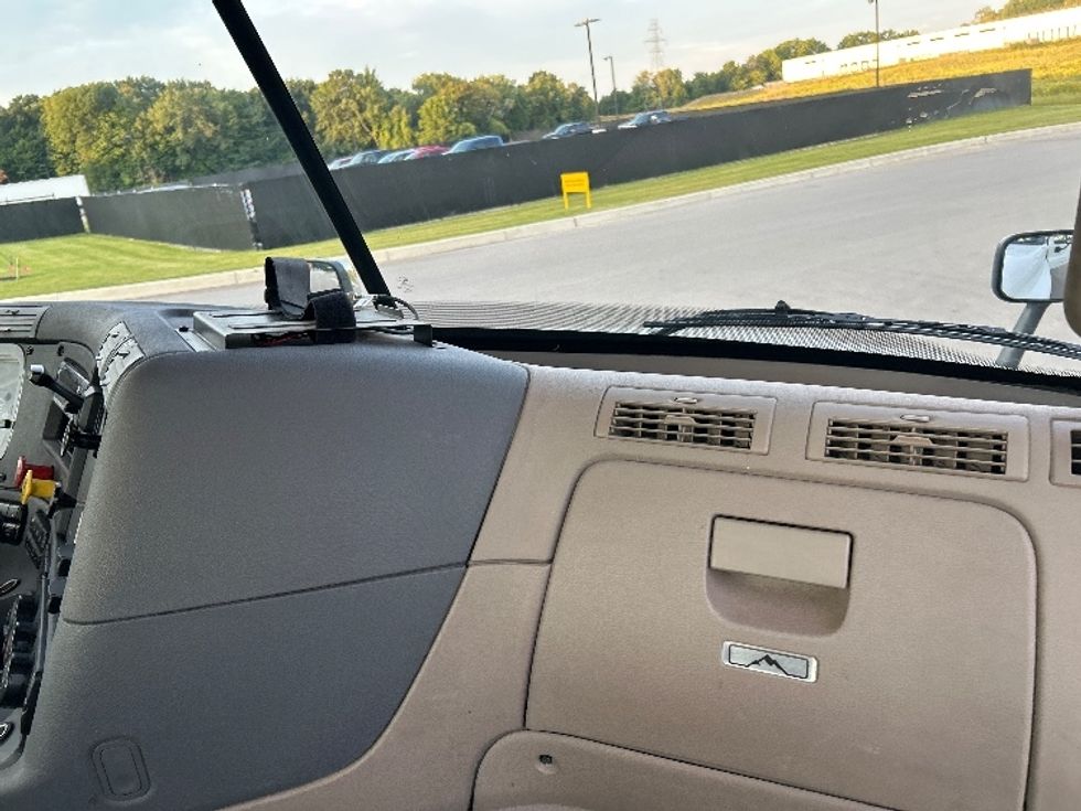 Day Cab Tractor-Heavy Duty Tractors-Freightliner-2019-Cascadia 12542ST-Byron Center-MI-546,354\n\t\tmiles-$ 22,000 - Image 13