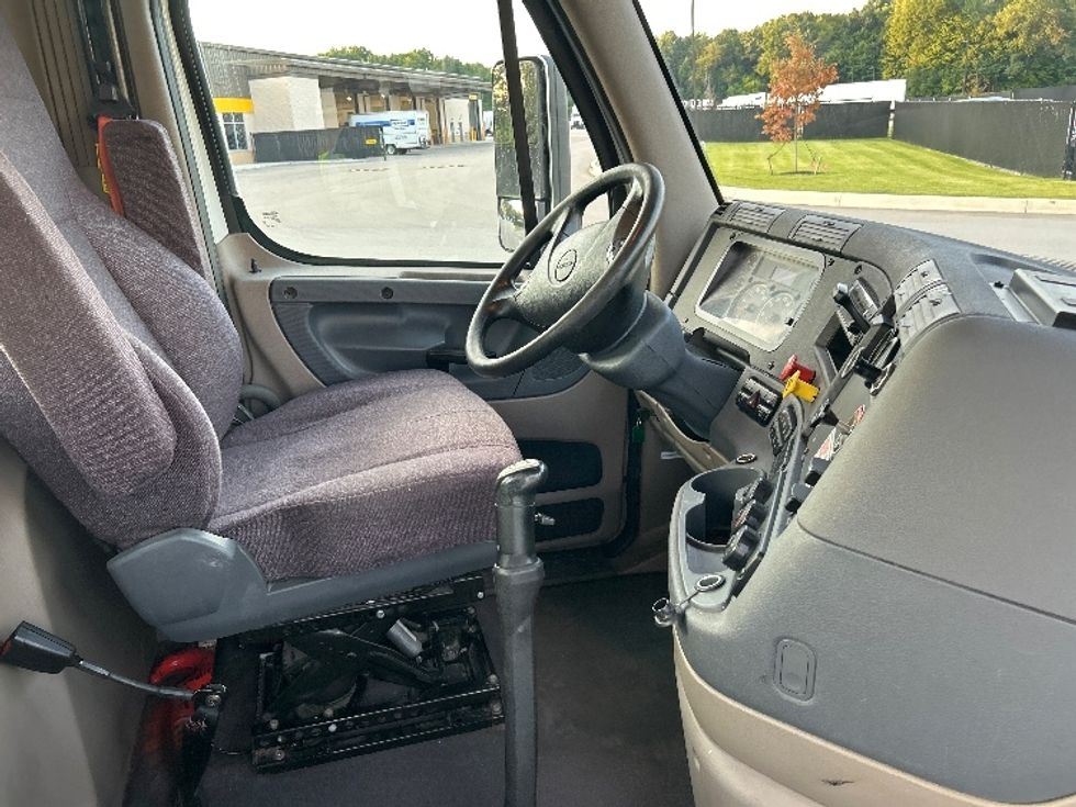 Day Cab Tractor-Heavy Duty Tractors-Freightliner-2019-Cascadia 12542ST-Byron Center-MI-546,354\n\t\tmiles-$ 22,000 - Image 14