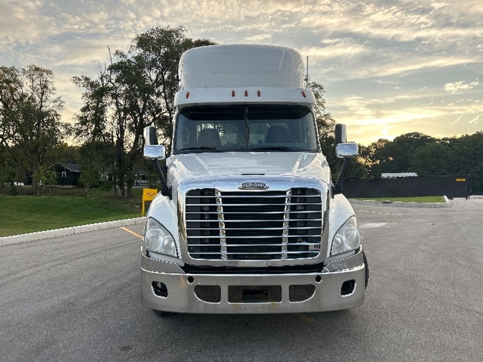 2019 Freightliner Cascadia 125" Sleeper Cab photo 2