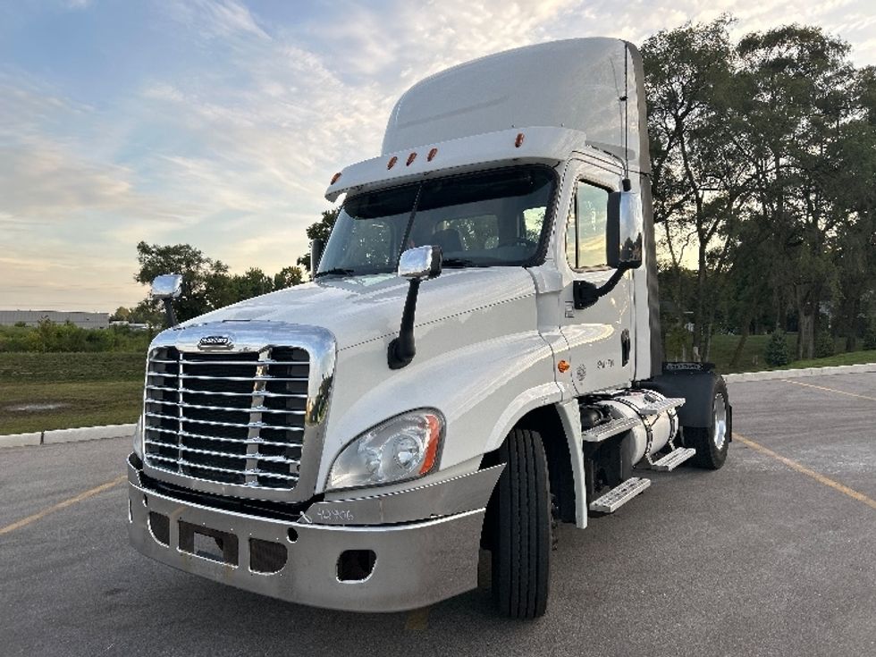 2019 Freightliner Cascadia 125" Sleeper Cab photo 3