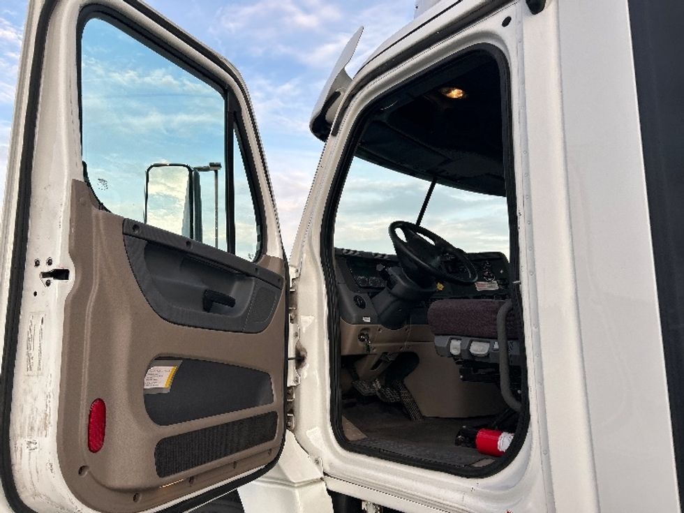 Day Cab Tractor-Heavy Duty Tractors-Freightliner-2019-Cascadia 12542ST-Byron Center-MI-546,354\n\t\tmiles-$ 22,000 - Image 9