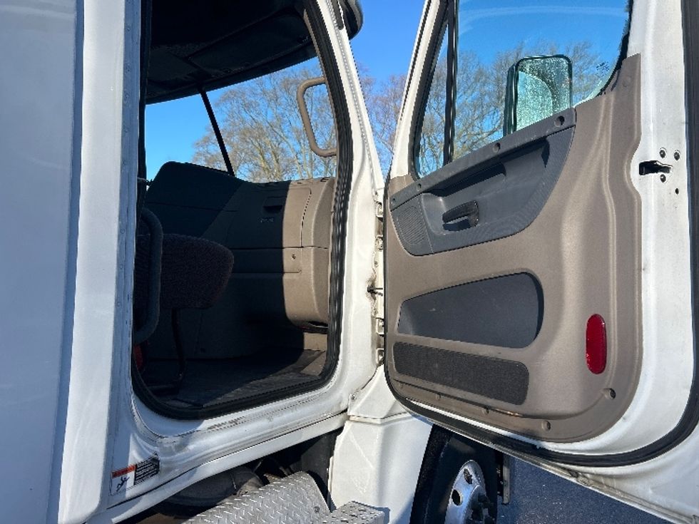 Day Cab Tractor-Heavy Duty Tractors-Freightliner-2019-Cascadia 12542ST-Byron Center-MI-547,987\n\t\tmiles-$ 20,000 - Image 12