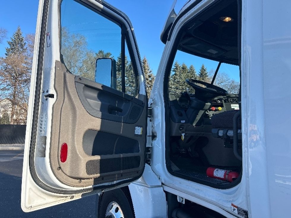 Day Cab Tractor-Heavy Duty Tractors-Freightliner-2019-Cascadia 12542ST-Byron Center-MI-547,987\n\t\tmiles-$ 20,000 - Image 9