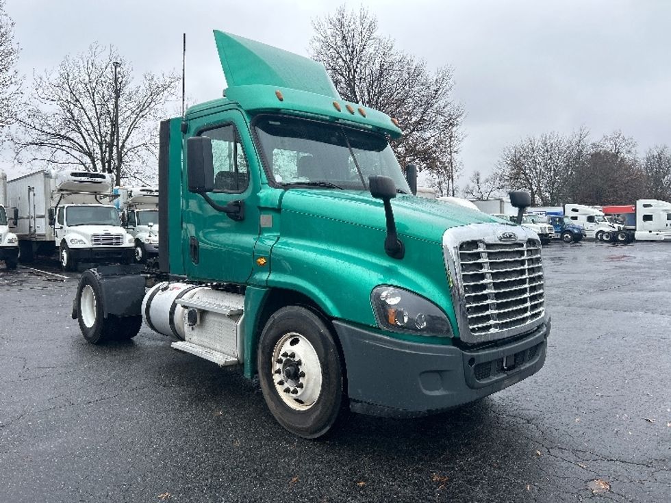 Day Cab Tractor-Heavy Duty Tractors-Freightliner-2019-Cascadia 12542ST-Charlotte-NC-306,446\n\t\tmiles-$ 31,500 - Image 1