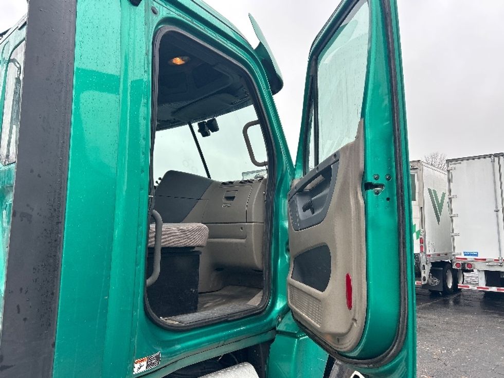 Day Cab Tractor-Heavy Duty Tractors-Freightliner-2019-Cascadia 12542ST-Charlotte-NC-306,446\n\t\tmiles-$ 31,500 - Image 12