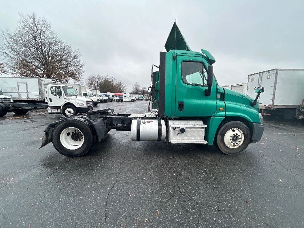 Day Cab Tractor-Heavy Duty Tractors-Freightliner-2019-Cascadia 12542ST-Charlotte-NC-306,446\n\t\tmiles-$ 31,500 - Image 8