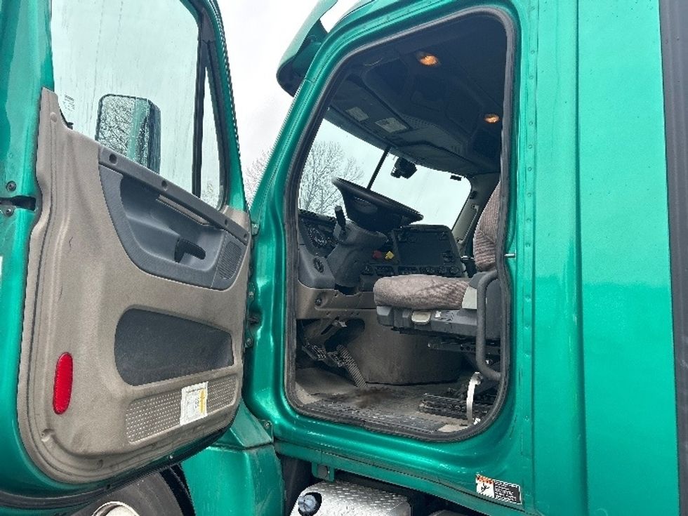 Day Cab Tractor-Heavy Duty Tractors-Freightliner-2019-Cascadia 12542ST-Charlotte-NC-306,446\n\t\tmiles-$ 31,500 - Image 9