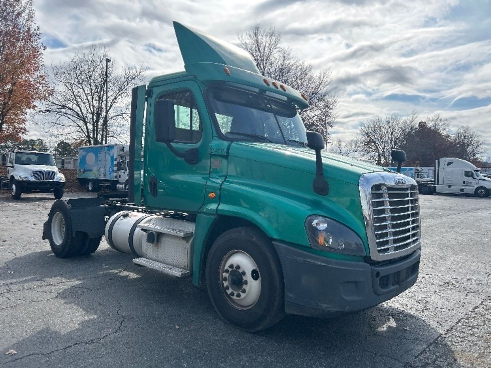 Day Cab Tractor-Heavy Duty Tractors-Freightliner-2019-Cascadia 12542ST-Charlotte-NC-399,557\n\t\tmiles-$ 26,500 - Image 1