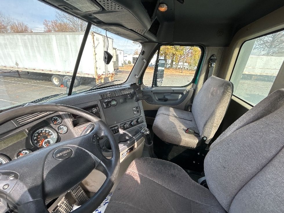 Day Cab Tractor-Heavy Duty Tractors-Freightliner-2019-Cascadia 12542ST-Charlotte-NC-399,557\n\t\tmiles-$ 26,500 - Image 10