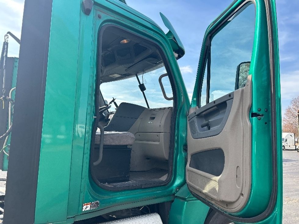 Day Cab Tractor-Heavy Duty Tractors-Freightliner-2019-Cascadia 12542ST-Charlotte-NC-399,557\n\t\tmiles-$ 26,500 - Image 12