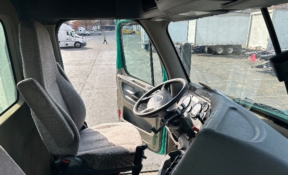 Day Cab Tractor-Heavy Duty Tractors-Freightliner-2019-Cascadia 12542ST-Charlotte-NC-399,557\n\t\tmiles-$ 26,500 - Image 14